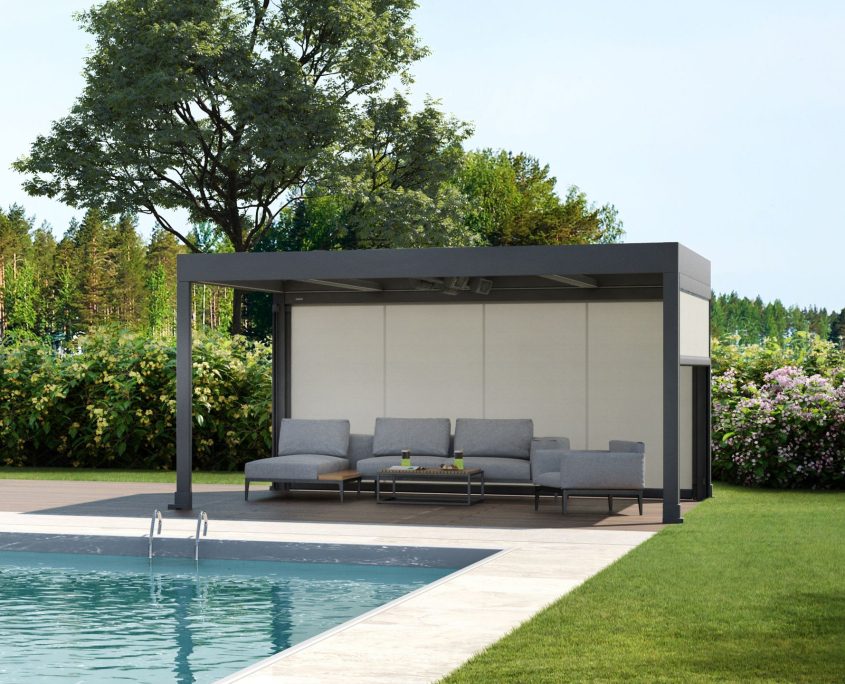 fritstaende-terrasseoverdaekning-markilux-markant-med-beige-markisedug-og-lamelgardiner-i-en-have-med-pool (1)