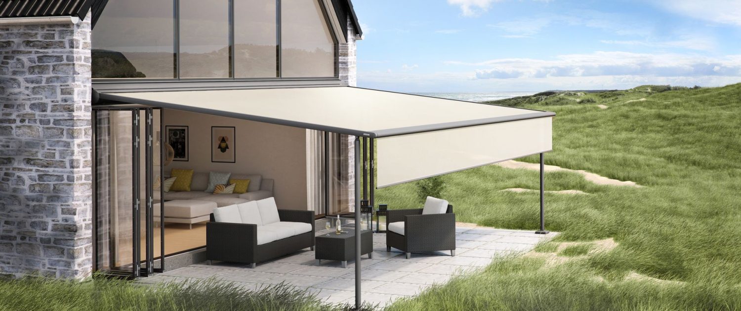 hus-med-markilux-pergola-classic-med-beige-stof-og-skygge-plus-pa-stranden-i-klitterne