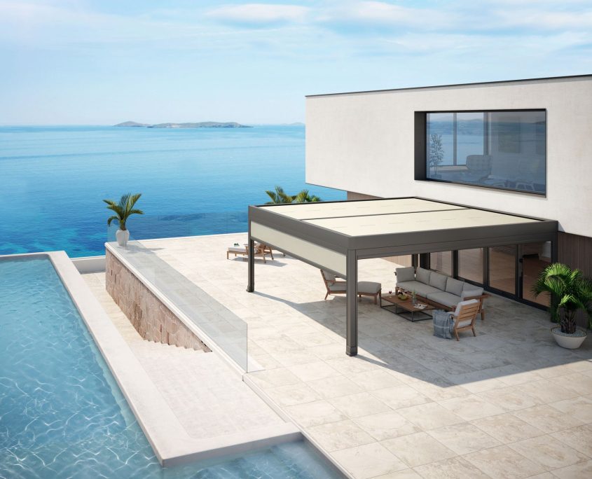 markilux Markant hvidt-hus-ved-havet-og-terrasse-med-pool-markisesystem-markilux-markant-som-solafskaermning-til-opholdsomradet