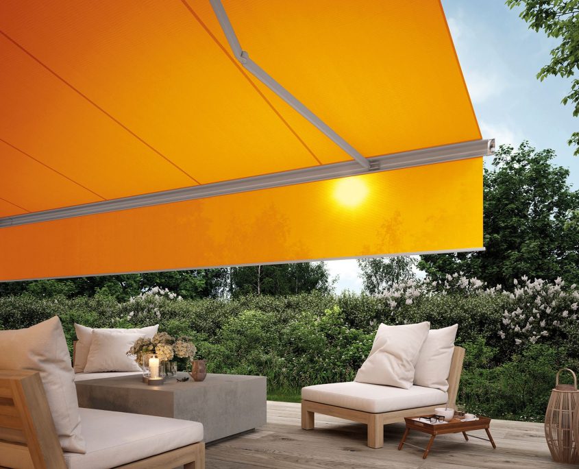 markilux-mx-6000-i-gra-med-orange-dug-og-rullegardin-over-en-terrasse