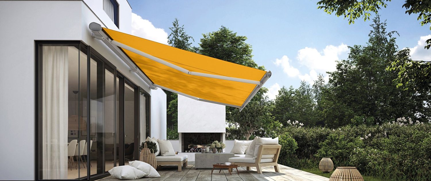 markilux-mx-6000-i-gra-med-orange-dug-over-en-terrasse