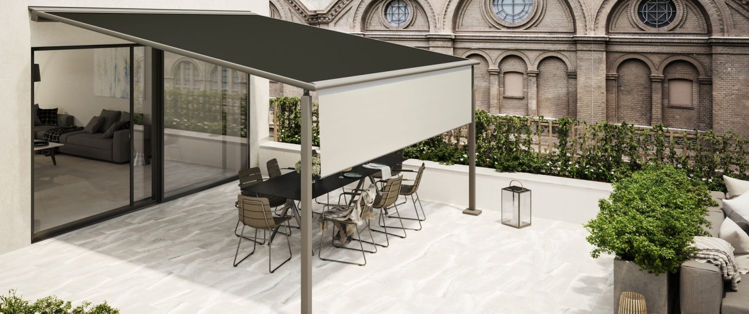 markilux-pergola-compact-med-sort-stofbetraek-og-shadeplus-pa-en-tagterrasse