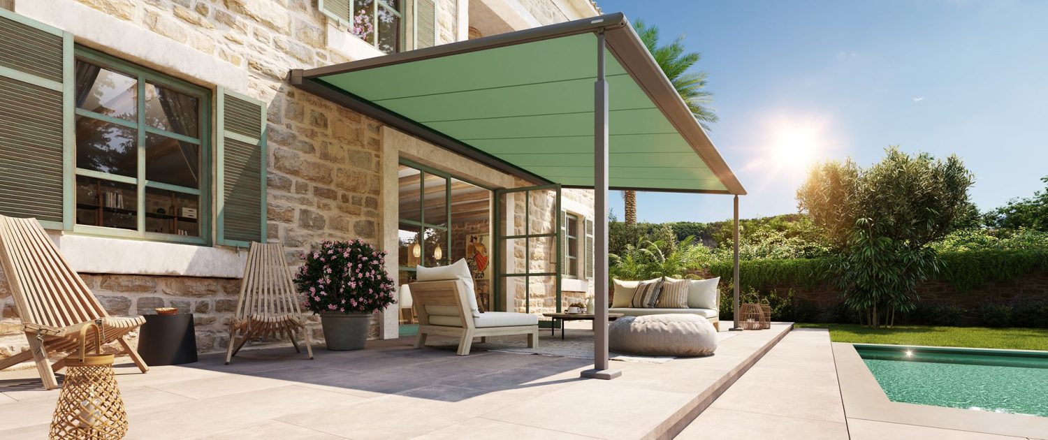 markilux-pergola-cubic-med-gront-stof-pa-en-fincasommerfornemmelse-gennem-sol-og-pool