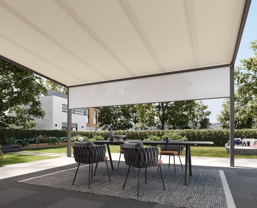 nedenfor ses en hvid markilux 679 med udsigt over den store have der stoder op til terrassen shadeplus er integreret i undergl